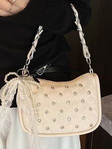 Sac à bandoulière matelassé crème avec clous argentés et breloque en perles
