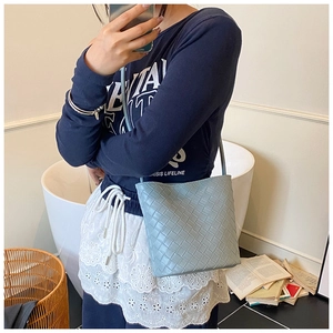 Primo piano dettagliato che mostra la trama intrecciata azzurra di questa borsa a secchiello