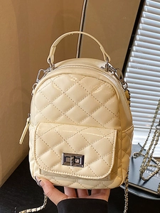 Eleganter cremefarbener Stepp-Rucksack mit Rautenmuster und silberner Kette für Damen