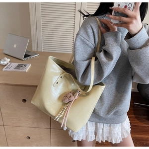 Grande borsa tote gialla con ciondolo a forma di orsetto marrone e cordoncino intrecciato