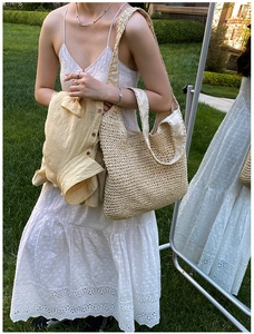 Borsa tote in paglia a spalla con trama intrecciata e tracolla color crema coordinata