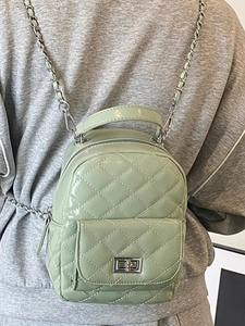 Mini-Rucksack aus mintgrünem gestepptem Lackleder mit Kettenriemen für Damen