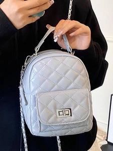 Eleganter hellblauer Stepp-Minirucksack aus Leder mit Kettengurten und Drehverschluss