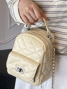 Beiger gesteppter Mini-Eimer-Rucksack mit silbernem Drehverschluss und Kettenriemen