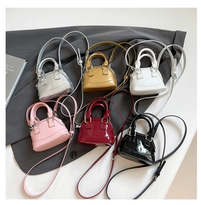 Détail de mini sacs coquilles en cuir verni brillant disponibles en six couleurs