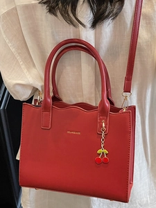 Elegante rote Ledertasche mit Wellenrand und Kirschanhänger für Bräute und Frauen