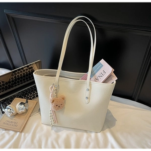 Borsa tote in pelle bianca con trama martellata e ciondolo orsetto di peluche marrone