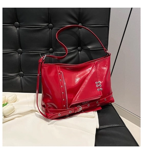 Détails du sac fourre-tout en cuir verni rouge vif avec clous et fermetures argentés