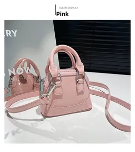 Détails d'un mini sac coquillage rose en cuir verni avec des finitions argentées