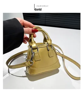 Détails du mini sac coquille doré avec finition brillante et ferrures argentées
