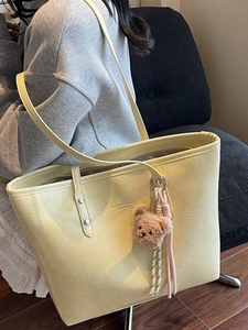 Grande borsa tote gialla in pelle testurizzata con ciondolo a orsetto per donna