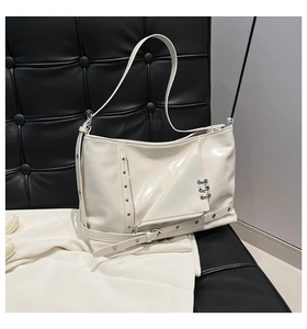 Détails du sac fourre-tout punk avec clous métalliques et éléments de veste de moto