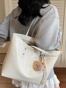 Borsa tote in pelle bianca con ciondolo a forma di orso e sciarpa di seta per donna