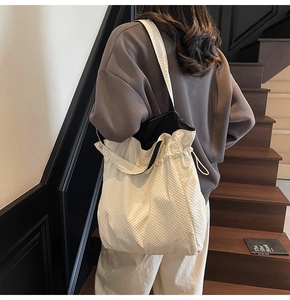 Dettaglio della grande borsa tote bianco sporco con tessuto a bolle e chiusura a coulisse