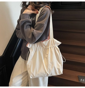 Dettaglio della grande borsa tote in nylon con texture trapuntata e coulisse regolabile
