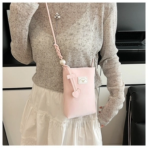 Détail du petit sac bandoulière rose en cuir PU avec bandoulière tressée et perle