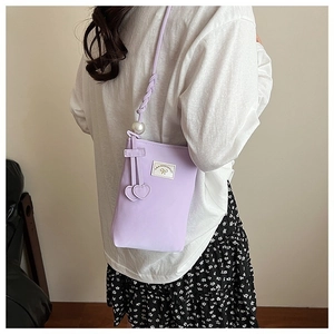 Détail du sac de téléphone en cuir PU lilas avec charms cœur et bandoulière perle