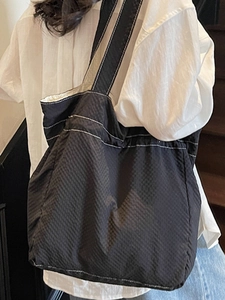 Borsa tote minimalista in nylon nero con cuciture a contrasto bianche per scuola e ufficio