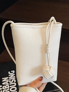 Minimalistische weiße Mini-Handytasche mit Litschi-Muster und gewebtem Knotendetail