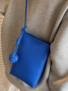 Mini Umhängetasche in Klein-Blau mit Litschistruktur und geflochtenem Knotendetail