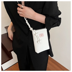 Détails d'un sac de téléphone blanc en PU avec perles et breloques en forme de cœur