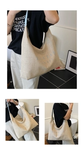 Dettaglio della grande borsa tote in paglia beige con ricamo di lettere blu navy