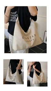 Dettaglio della borsa tote tessuta color crema con stampa di lettere nere e manici