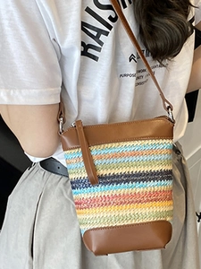 Bunte gestreifte Stroh-Eimertasche mit braunem Lederbesatz für den Sommerurlaub