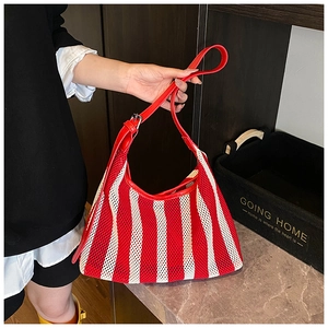 Détail du sac cabas en maille rayé rouge et blanc avec bandoulière réglable en cuir