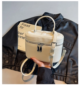 Sac à cosmétiques blanc motif litchi avec fermetures argentées et bandoulière amovible