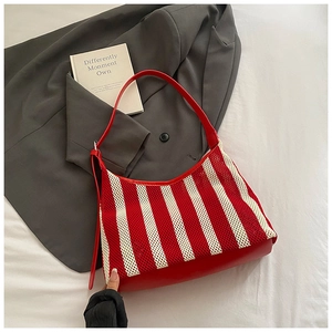 Vue détaillée du sac cabas en maille rayée rouge et blanc avec fond en cuir rouge