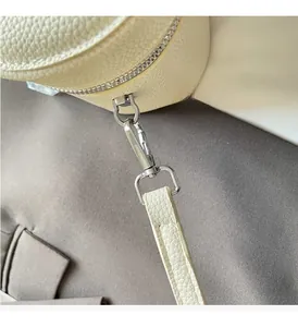 Vue détaillée du sac en cuir à motif litchi avec des ferrures en métal argenté de qualité