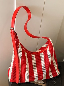 Sac bandoulière en maille rayée été 2025 avec tissu rouge et blanc pour les vacances
