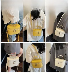 Sac seau vintage motif litchi présenté en styles bandoulière jaune et blanc cassé