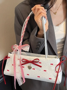 Borsa bianca con fiocchi rossi, ciondolo a cuore in metallo e nastro per donne
