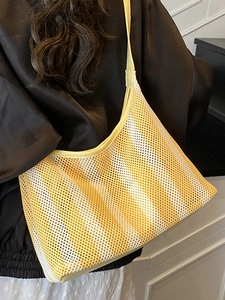 Sac fourre-tout en maille à rayures jaunes et blanches avec bandoulière légère pour l'été
