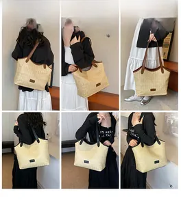 Vue détaillée du grand sac cabas en paille avec anses en cuir bicolore et tissage fin