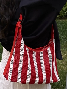 Sac hobo chic en maille rayée rouge et blanc avec lanières en cuir pour le style d'été