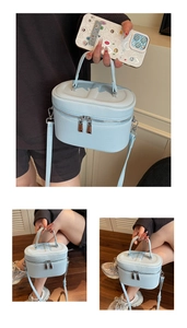 Détail du sac seau bleu clair en cuir grainé avec finitions métalliques argentées
