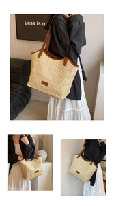 Détail du sac cabas en paille tressée avec anses en cuir marron et étiquette logo cousue