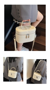 Détail du mini sac crème en cuir grainé avec double fermeture éclair et poignée argentée