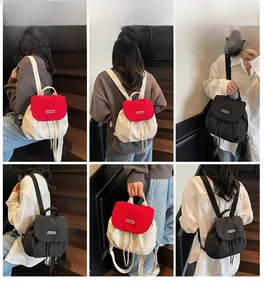 Dettagli dello zaino in nylon con coulisse, patta e design con blocchi di colore a contrasto
