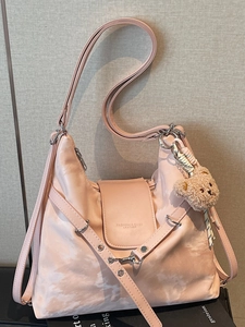 Rosa minimalistische Kunstledertasche mit verstellbarem Gurt und süßem Plüschbär-Anhänger