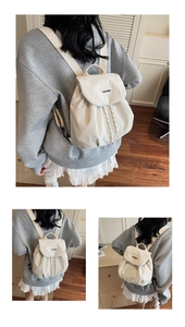 Dettaglio del mini zaino in nylon crema con chiusura a coulisse ed etichetta del marchio