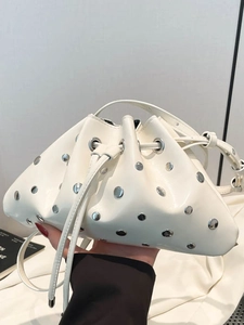 Sac Seau en Cuir PU pour Femmes Mode Minimaliste Rivets Cordon de Serrage Sac à Épaule Sac Bandoulière Décontracté pour Quotidien Voyage