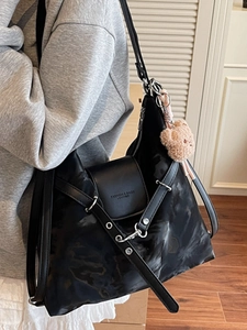 Minimalistische schwarze Tasche mit großer Kapazität, Textur und Plüschbär-Anhänger