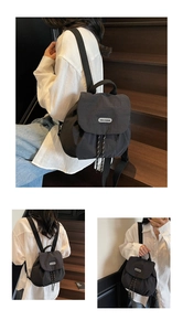 Viste dettagliate del mini zaino in nylon nero che mostrano la coulisse e gli spallacci posteriori
