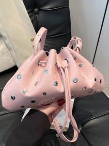 Sac seau en cuir verni rose avec rivets argentés et fermeture à cordon pour femmes