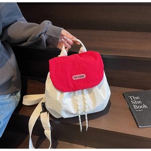 Dettaglio della patta rossa e corpo in nylon bianco con etichetta in gomma You Ji Bear