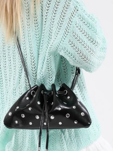 Sac seau noir chic avec cordon de serrage, rivets argentés et bandoulière réglable